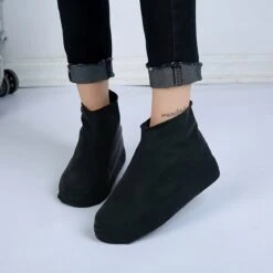 Siliconen Unisex Waterdichte Overschoenen Zwart Maat L 39-44 - Herbruikbaar – Anti Slip Regen Overschoen - Schoenhoesjes - Waterdichte Schoenbeschermers - Regenhoes – Schoenovertrek - Regenlaarzen -Kampeeruitrusting 1200x1200 1096