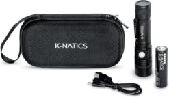 K-NATICS LITE Militaire LED Zaklamp - 1500 Lumen - 2200mAh Batterij - Zoomfunctie - 2 Jaar Garantie! -Kampeeruitrusting 1200x692 2