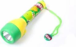 Kids Licensing Zaklamp Dino Voor Kinderen | Nachtlamp Dinosaurus LED + 10 Gratis Dino Stickers | Werkt Op 2 AA Batterijen | 16cm | FL03 -Kampeeruitrusting 1200x741 3