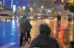 Benson Duurzame Regenponcho Zwart Voor Volwassenen -Kampeeruitrusting 1200x775 3