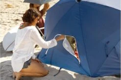 Sport-Brella - Premiere Strandtent - Windscherm - Tochtscherm - Tochtscherm - Stormparaplu - Zonnescherml - Blauw -Kampeeruitrusting 1200x795 6