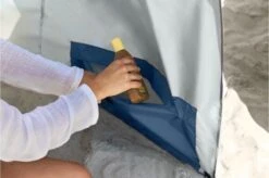 Sport-Brella - Premiere Strandtent - Windscherm - Tochtscherm - Tochtscherm - Stormparaplu - Zonnescherml - Blauw -Kampeeruitrusting 1200x796