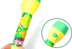 Kids Licensing Zaklamp Dino Voor Kinderen | Nachtlamp Dinosaurus LED + 10 Gratis Dino Stickers | Werkt Op 2 AA Batterijen | 16cm | FL03 -Kampeeruitrusting 1200x817 6