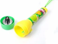 Kids Licensing Zaklamp Dino Voor Kinderen | Nachtlamp Dinosaurus LED + 10 Gratis Dino Stickers | Werkt Op 2 AA Batterijen | 16cm | FL03 -Kampeeruitrusting 1200x914 3