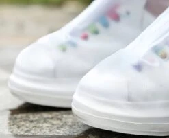 Unisex Waterdichte Overschoenen Met Rits En Aantrekkoord - Maat L 37/38 - Herbruikbaar – Transparant - Anti Slip Regen Overschoen - Schoenhoesjes - Waterdichte Schoenbeschermers - Regenhoes – Schoenovertek - Regenlaarzen 12 Unisex Waterdichte Overschoenen Met Rits En Aantrekkoord - Maat L 37/38 - Herbruikbaar – Transparant - Anti Slip Regen Overschoen - Schoenhoesjes - Waterdichte Schoenbeschermers - Regenhoes – Schoenovertek - Regenlaarzen -Kampeeruitrusting 1200x975 2