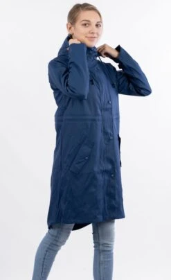Ralka Regenjas Dames - Mizzle - Marine - Maat 36 16 Ralka Regenjas Dames - Mizzle - Marine - Maat 36 -Kampeeruitrusting 733x1200 1