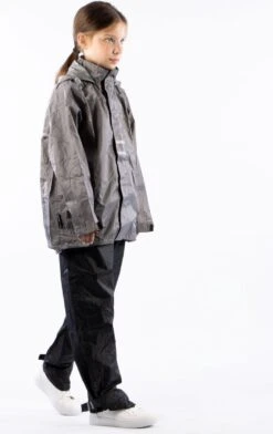 Ralka Regenpak - Junior - Grijs/Zwart - 176 -Kampeeruitrusting 756x1200 1