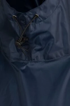 BJØRNSON Haps Regenponcho Fiets Dames & Heren - Fietsponcho - Donkerblauw 21 BJØRNSON Haps Regenponcho Fiets Dames & Heren - Fietsponcho - Donkerblauw -Kampeeruitrusting 799x1200 22