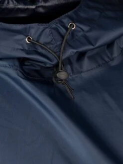 BJØRNSON Haps Regenponcho Fiets Dames & Heren - Fietsponcho - Donkerblauw 24 BJØRNSON Haps Regenponcho Fiets Dames & Heren - Fietsponcho - Donkerblauw -Kampeeruitrusting 900x1200 107